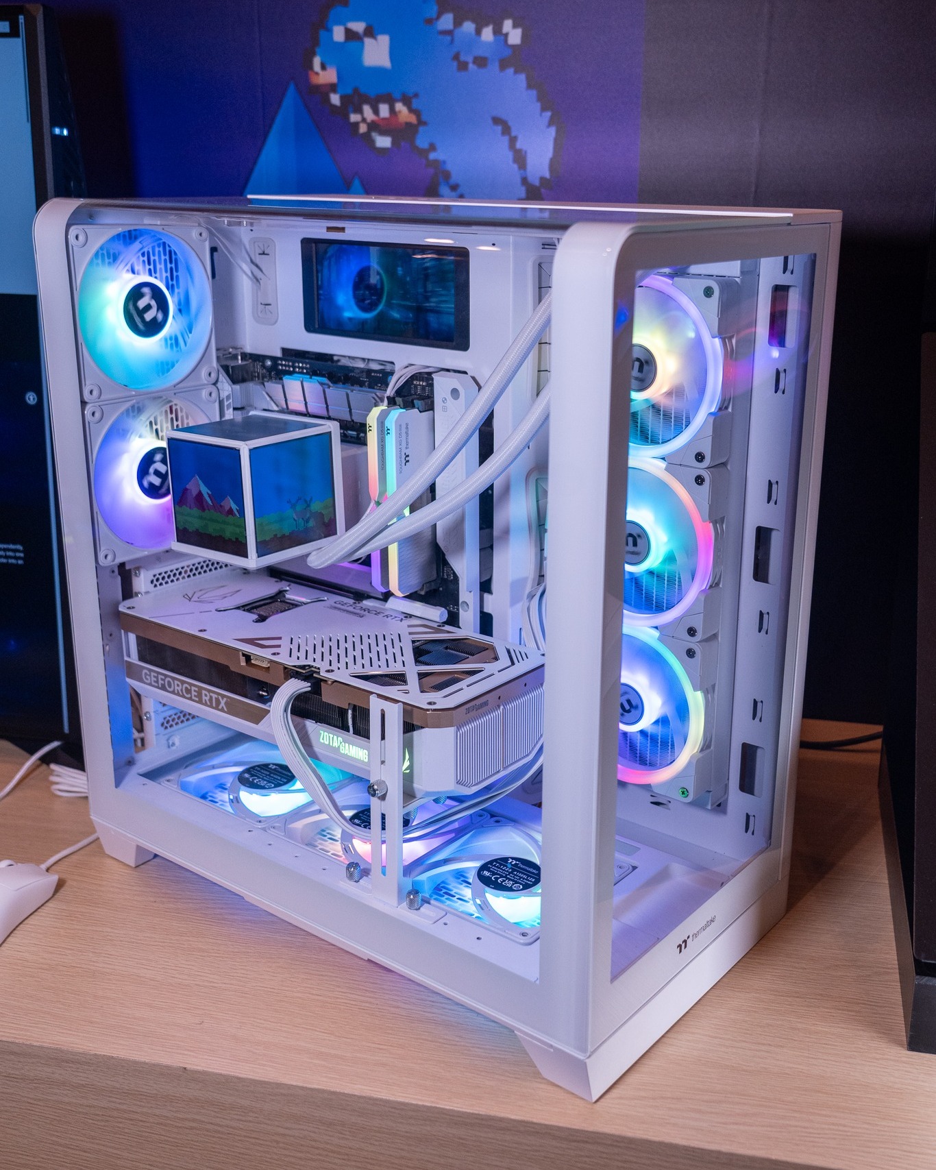 PC gaming assemblato con ventole RGB e pannello in vetro temperato