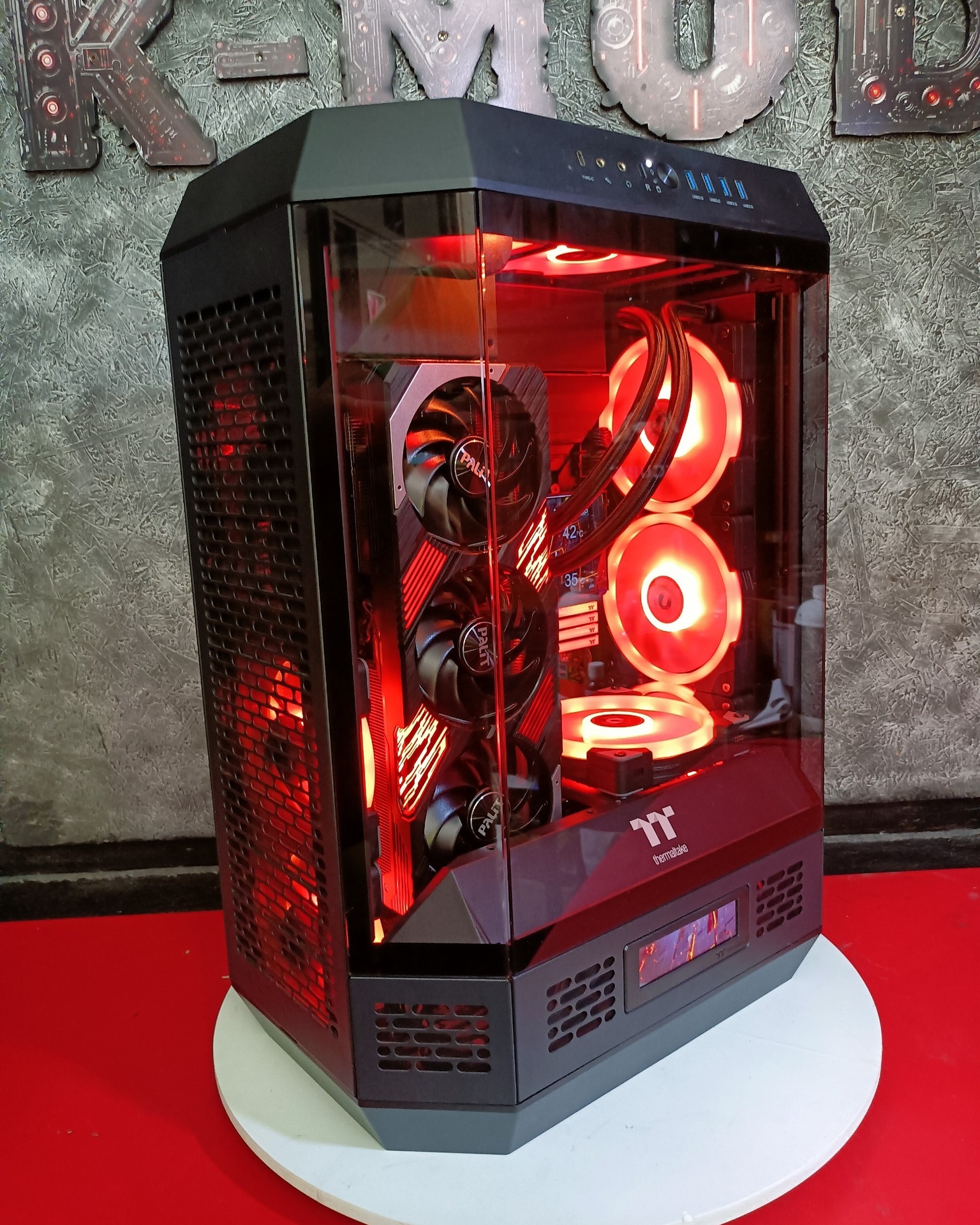 PC gaming assemblato con illuminazione rossa e pannello in vetro